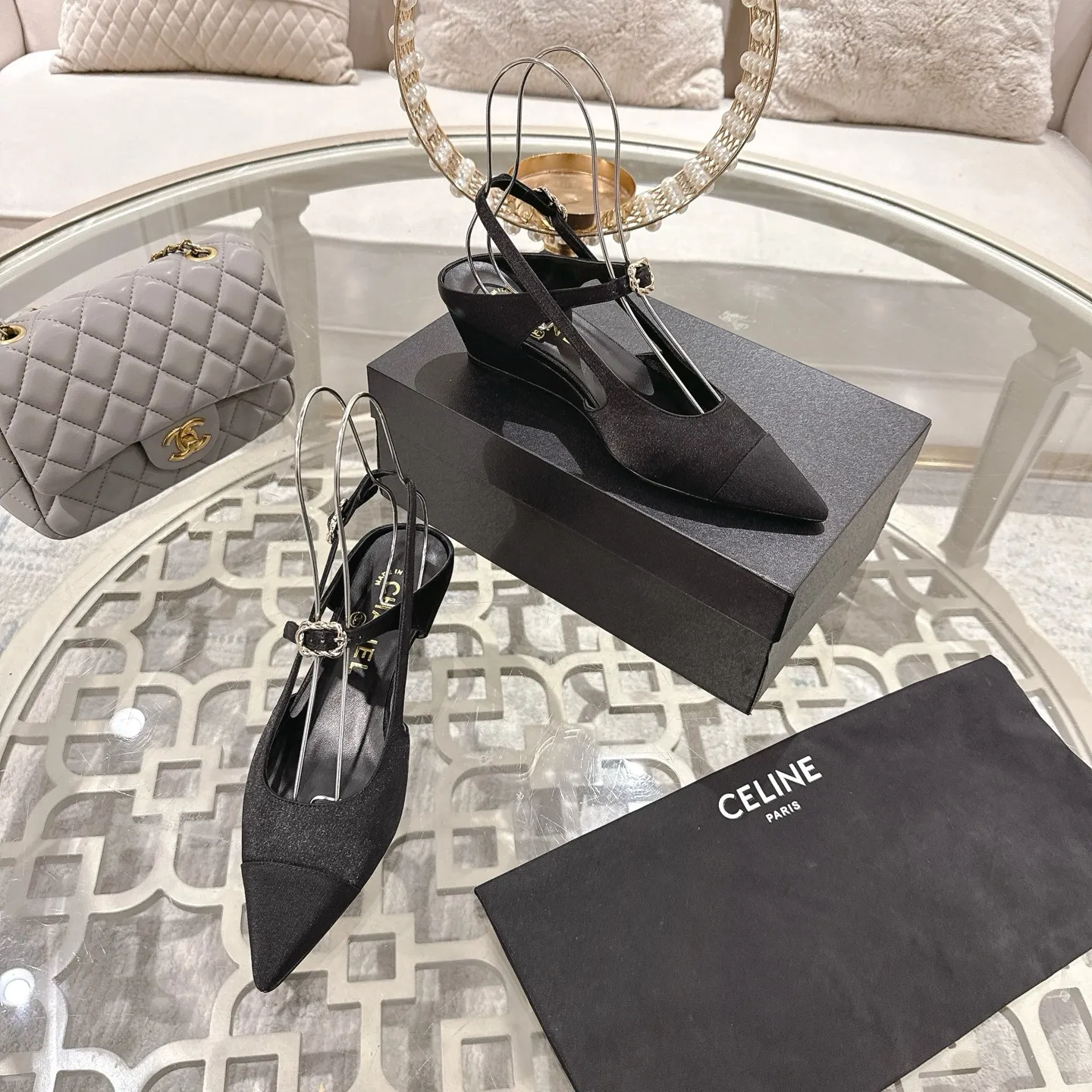 👟👟Ex-factory price 540👟👟 Chanel Xiaoxiang 25ss early spring new product silk satin sandals series French style, so beautiful that it is so beautiful! This is what an elegant and romantic fairy should be like! The minimalist color scheme and silk satin are deeply rooted in people's hearts. It goes well with skirts or casual wear! Fabric: Made of original customized silk Lining: Sheepskin Outsole: Genuine leather outsole imported from Italy Heel height: 4.5cm Size: 35-39 (40.41.42 customization is non-refundable)